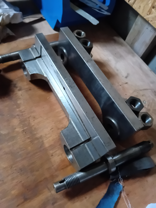 Outside valve rod die block slide