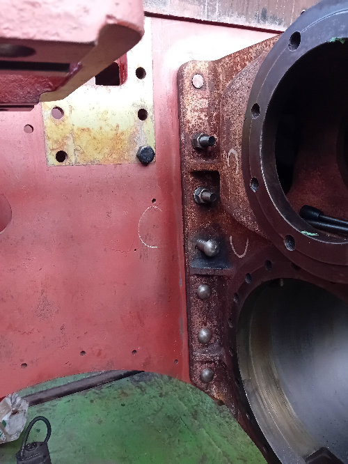 Cylinder fitted bolts